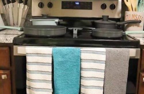 Enderly Park House | Cheerful Bungalow minutes from Downtown