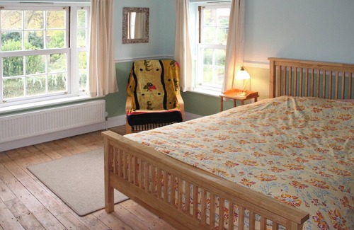 Holt Cabin | Cheerful Family Home Within Walking Distance of the Quay