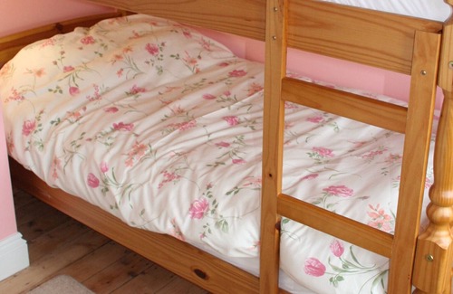 Holt Cabin | Cheerful Family Home Within Walking Distance of the Quay