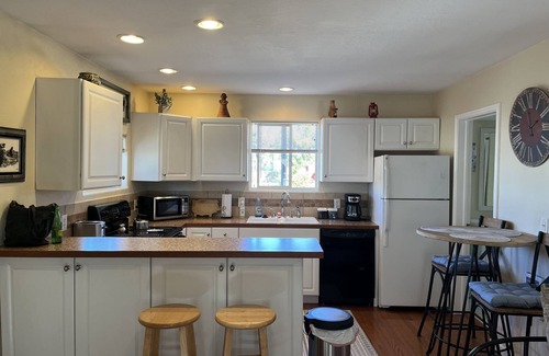 Montrose House | Cheerful historic Townsend Park bungalow in the heart of downtown!n