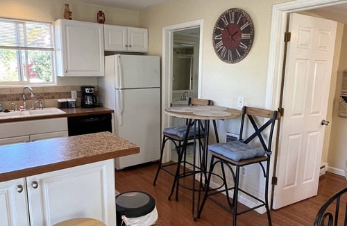 Montrose House | Cheerful historic Townsend Park bungalow in the heart of downtown!n