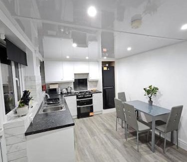 Preston House | Cheerful Home near Preston train station & Uclan