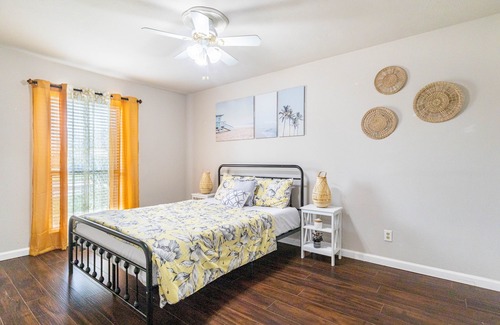 The Colony House | Cheerful Home- Pool, Backyard, 3 bdrm, Large fence