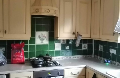 Manchester House | Cheerful Home with Free Parking on the Road