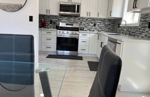 Clarkdale House | Cheerful house with EV, Parking & backyard