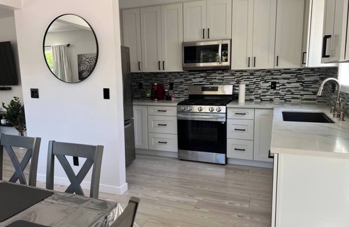 Clarkdale House | Cheerful house with EV, Parking & backyard