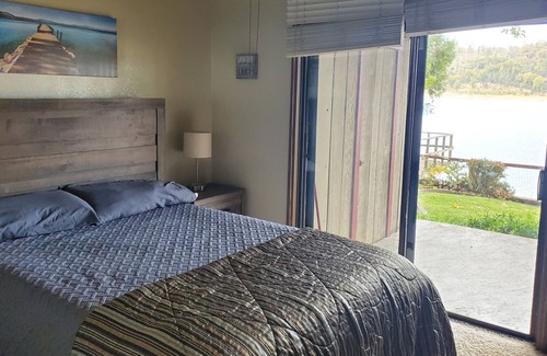 Bass Lake Cabin | Cheerful Lakefront 4 Bedroom Cabin