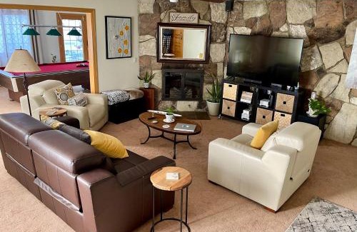 Newhall House | Cheerful Single Story 3-bedroom home w pool table