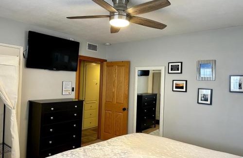 Newhall House | Cheerful Single Story 3-bedroom home w pool table