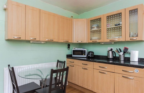 Chaucer Apartment | Cheerful + spacious 3 bed home with a garden!