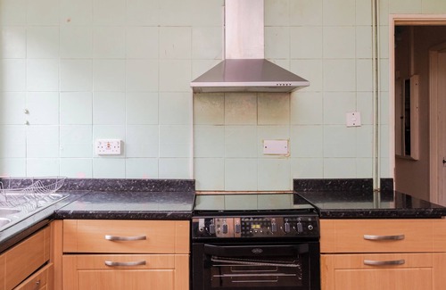 Chaucer Apartment | Cheerful + spacious 3 bed home with a garden!