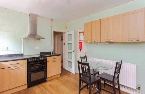 Chaucer Apartment | Cheerful + spacious 3 bed home with a garden!