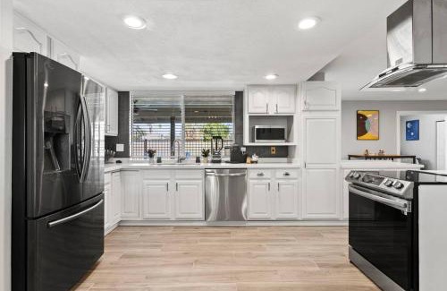 Camelot Village House | Cheerful Spacious Tempe Pool