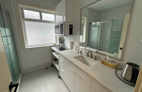 Golden Village Apartment | Cheerful studio on top floor in Downtown Richmond