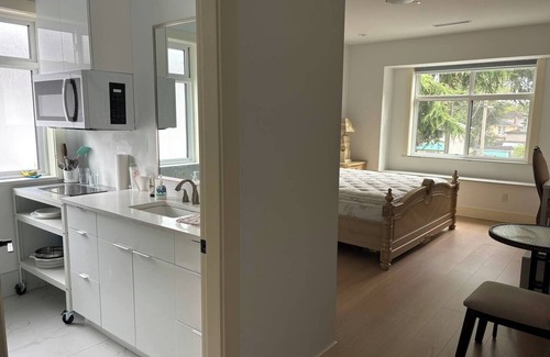 Golden Village Apartment | Cheerful studio on top floor in Downtown Richmond