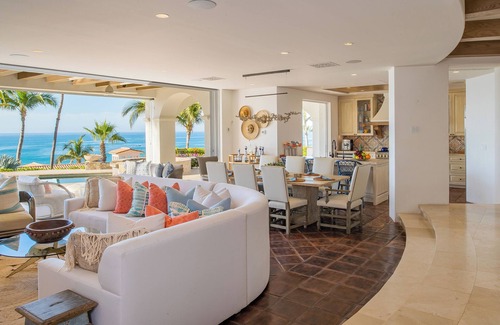 Palmilla Villa | Chef, Butler & Steps from the Beach w/Beautiful 5 Bd Villas Del Mar
