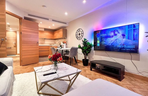 Battersea Apartment | Chelsea 2b2b Riverside + Balcony +Ambient lighting