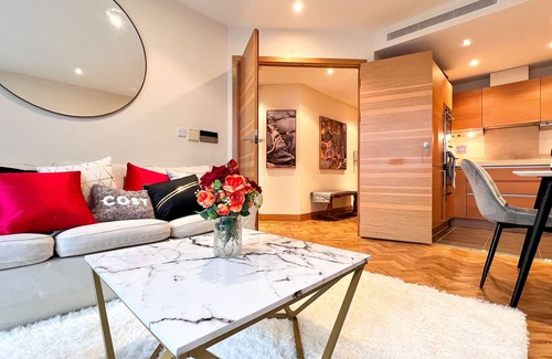 Battersea Apartment | Chelsea 2b2b Riverside + Balcony +Ambient lighting
