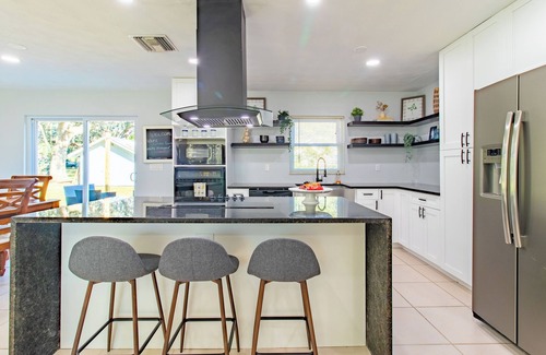 Riverview House | Chelsea’s Cozy Place! Newly Renovated and Huge Fenced-In Yard