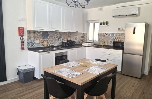Victoria Apartment | Cherry Blossom Apartment with Courtyard - 5min Walk to Centre