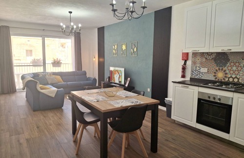 Victoria Apartment | Cherry Blossom Apartment with Courtyard - 5min Walk to Centre