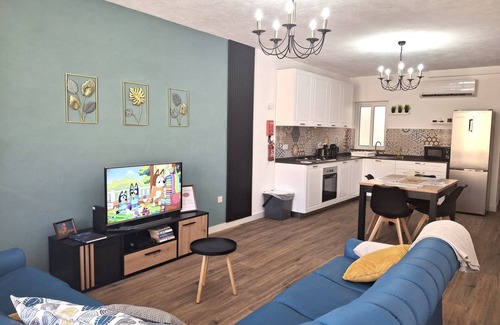 Victoria Apartment | Cherry Blossom Apartment with Courtyard - 5min Walk to Centre
