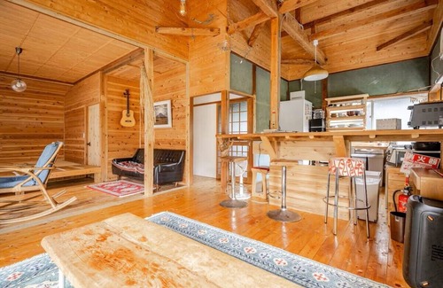 Minamiizu Cabin | Cherry blossoms and rape blossoms color February, and a cherry blossom festival is held in Minami Izu! Stroll through the famous hot spring resort area and enjoy spring in a healing cabin. 」