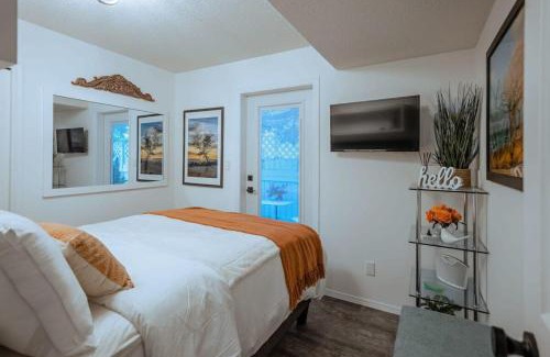 Regional District of Nanaimo House | Cherry Lane Suite - studio ground suite w garden