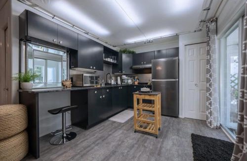 Regional District of Nanaimo House | Cherry Lane Suite - studio ground suite w garden