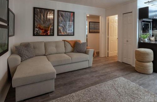 Regional District of Nanaimo House | Cherry Lane Suite - studio ground suite w garden