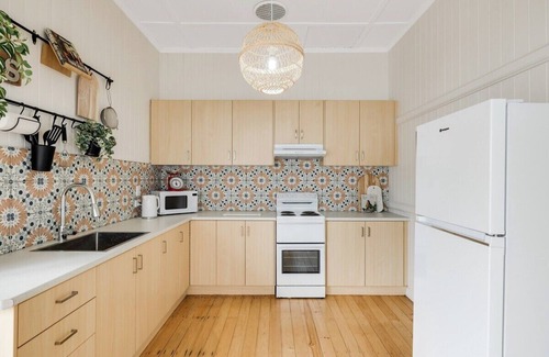 Toowoomba House | Cherry Tree Cottage! CBD Magic!