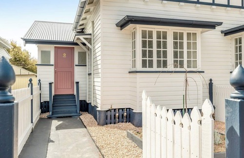 Toowoomba House | Cherry Tree Cottage! CBD Magic!