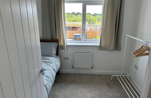 Congleton House | Cheshire Retreat: Modern 3BR with Garden