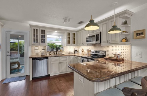 Pompano Beach House | Chez Jasmin: Sunny Home & Hot Tub Minutes to Beach!