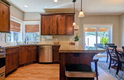 Newberg House | Chez Pinot Vino! A Great 3 bed/2.5 bath Family Home - Pet Friendly