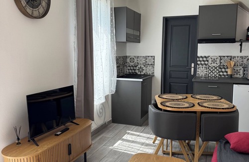 Luc-sur-Mer Apartment | Chez Sylviane apt Rez-de-Chaussée 200 m from the sea