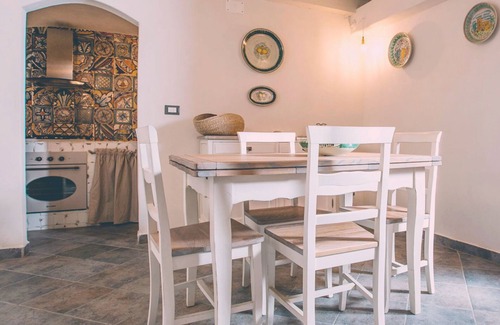 Aci Trezza House | Chibedda Lia - Like a young girl with a beautiful pearl face.