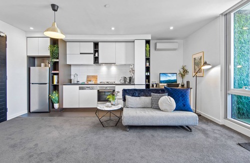 South Yarra Apartment | Chic 1-Bed with Balcony Views and Amenities