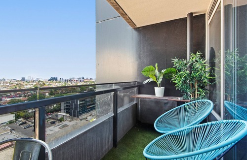 South Yarra Apartment | Chic 1-Bed with Balcony Views and Amenities