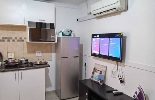 Greater Johannesburg Metropolitan Area Apartment | Chic 1-bedroom apartment in wonderful Johannesburg South with WiFi, AC