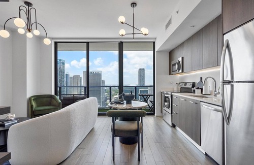 Downtown Miami Apartment | Chic 1-King bedroom with rooftop pool and a view that is unforgettable