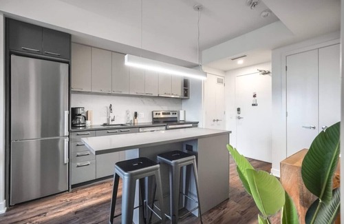 Mississauga Apartment | Chic 1BR Apt with City Views, Near Lake Aquitaine