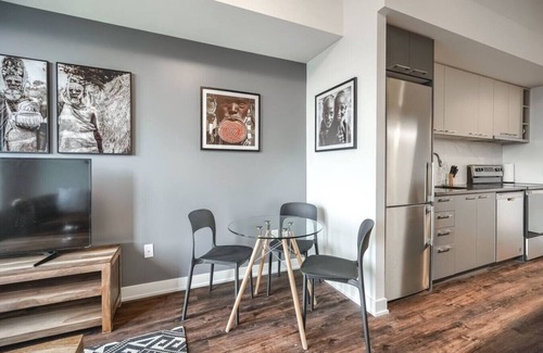 Mississauga Apartment | Chic 1BR Apt with City Views, Near Lake Aquitaine