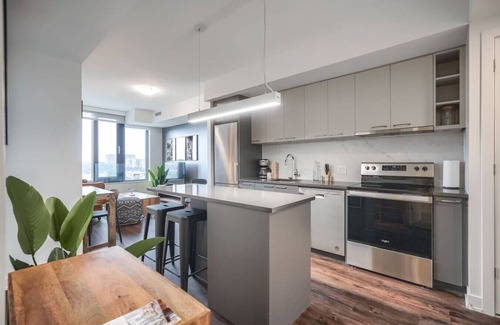 Mississauga Apartment | Chic 1BR Apt with City Views, Near Lake Aquitaine