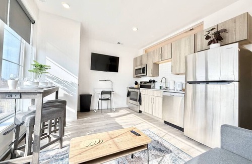 Poplar Apartment | Chic 1BR Old City Apt with King Bed, City View, and Gym