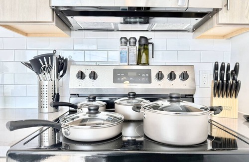 Poplar Apartment | Chic 1BR Old City Apt with King Bed, City View, and Gym