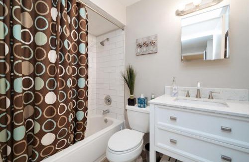 Kettering Apartment | Chic 1br Retreat Prime Location & Mod