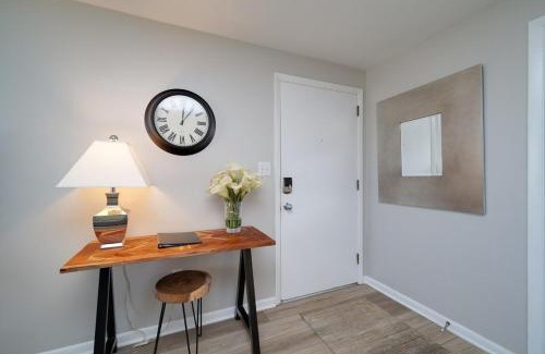 Kettering Apartment | Chic 1br Retreat Prime Location & Mod