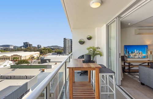 South Brisbane Apartment | Chic 2-Bed Apartment & 5 minutes walk to QPAC