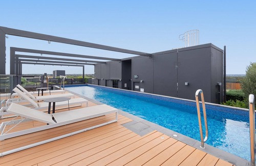 Alphington Apartment | Chic 2-Bed by Natural Trails with Pool & BBQ